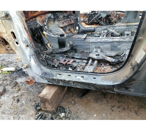 Левый порог с центральной стойкой