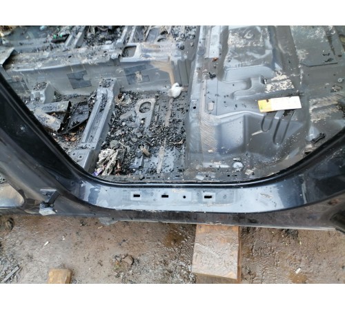 Левый порог с центральной стойкой