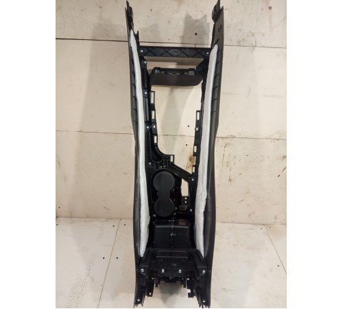 Подлокотник с центральной консолью