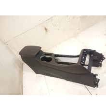 Подлокотник с центральной консолью