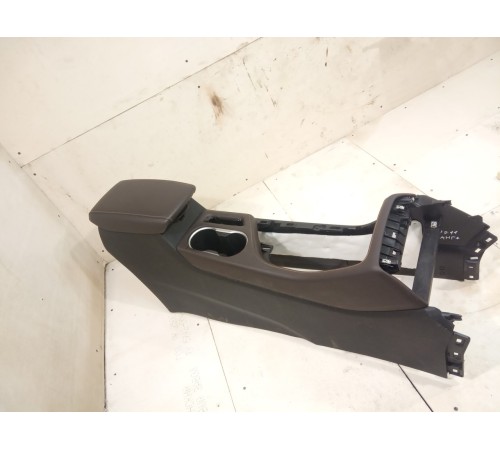 Подлокотник с центральной консолью