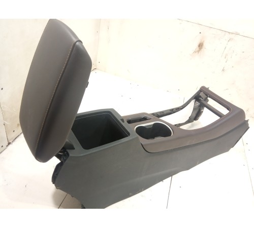 Подлокотник с центральной консолью