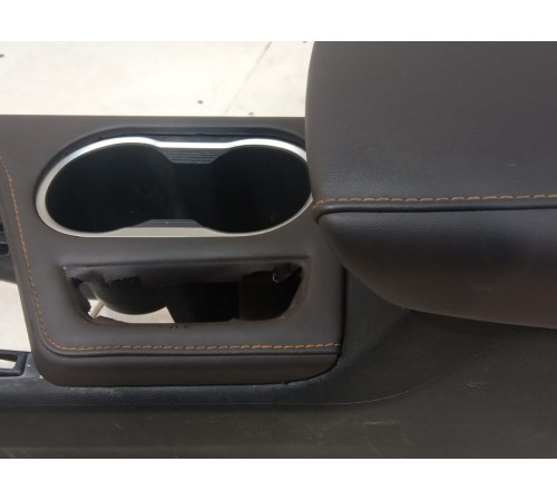 Подлокотник с центральной консолью