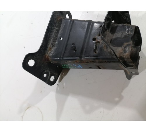 Кронштейн усилителя переднего бампера правый