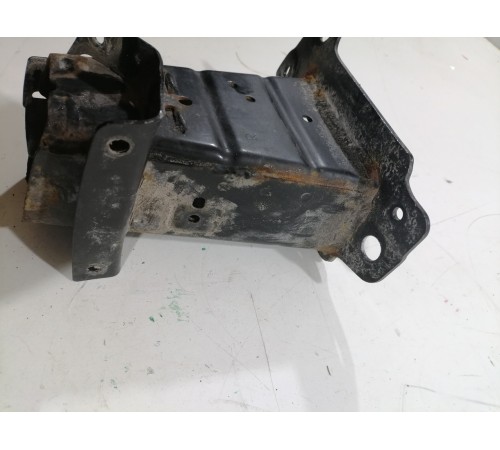 Кронштейн усилителя переднего бампера правый