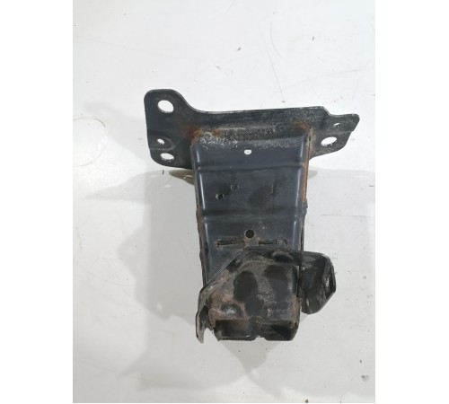 Кронштейн усилителя переднего бампера правый