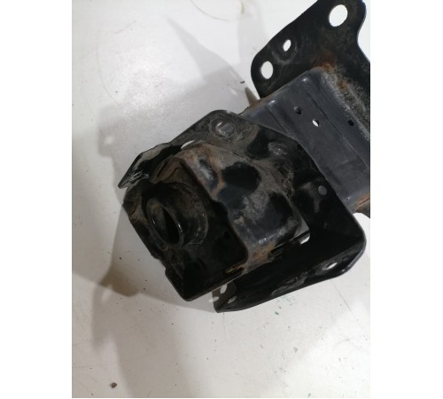 Кронштейн усилителя переднего бампера правый