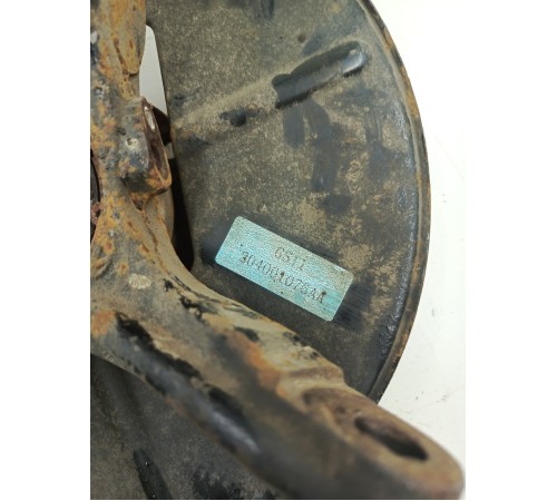 Кулак поворотный передний правый