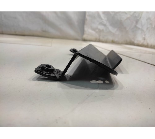 крепеж переднего подрамника(правый)