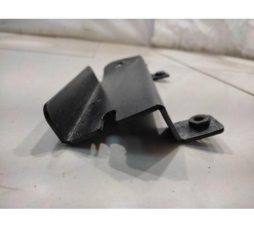 крепеж переднего подрамника(правый)