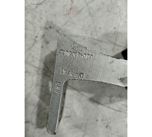 Петля двери(задняя левая нижняя)