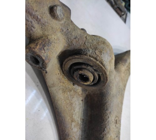 Рычаг подвески (передний, правый)