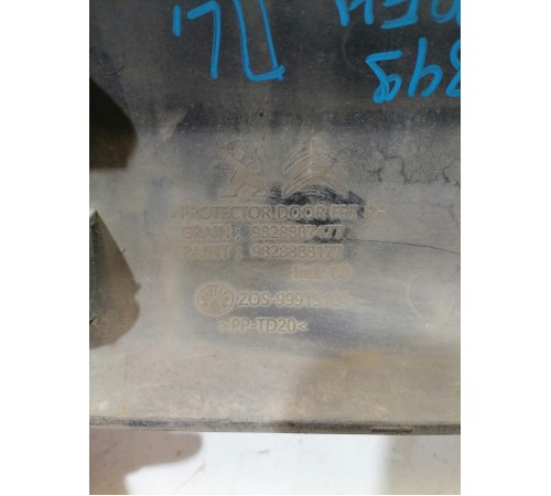 Накладка двери передняя левая нижняя