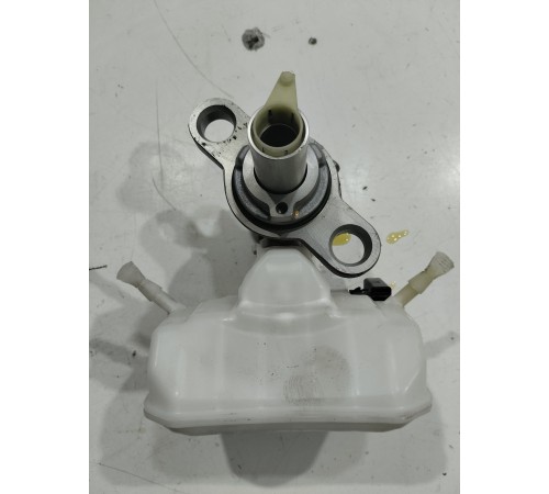 Главный тормозной цилиндр с бачком