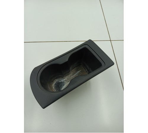 Подстаканник центральной консоли левый