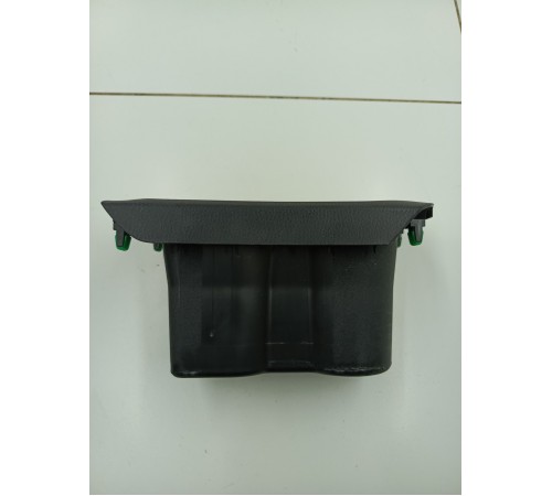 Подстаканник центральной консоли левый