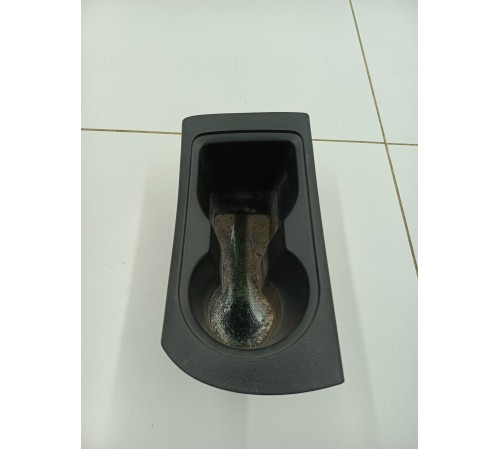 Подстаканник центральной консоли левый