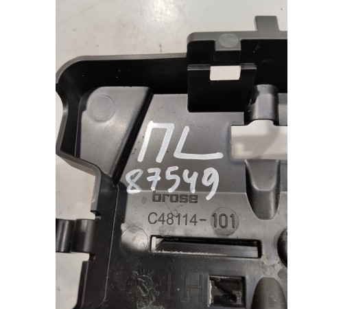 Кронштейн(крепление) замка двери передний левый