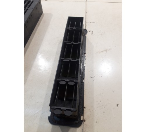 Вентиляционная решётка (задняя, левая)