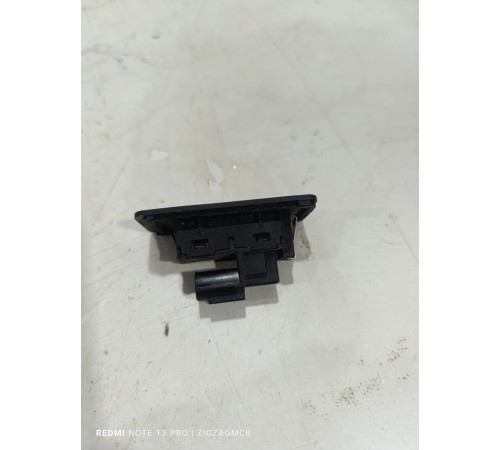 Кнопка открывания багажника