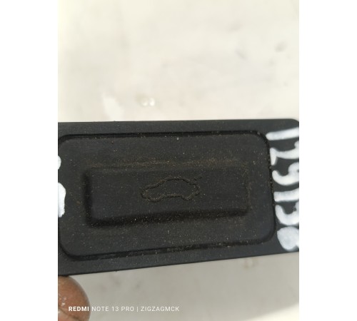 Кнопка открывания багажника