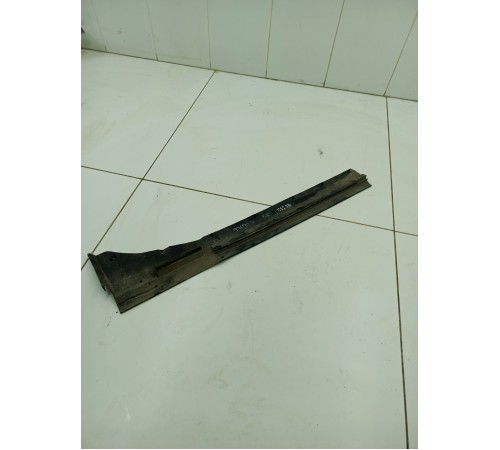 Уплотнитель порога двери задний правый