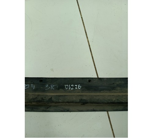 Уплотнитель порога двери задний правый