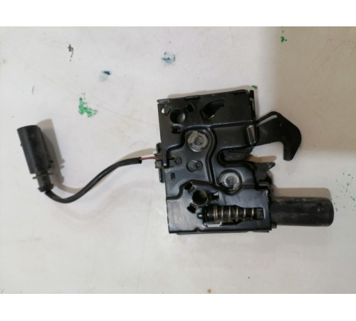 Замок капота