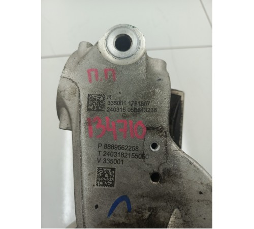 Кулак поворотный передний правый