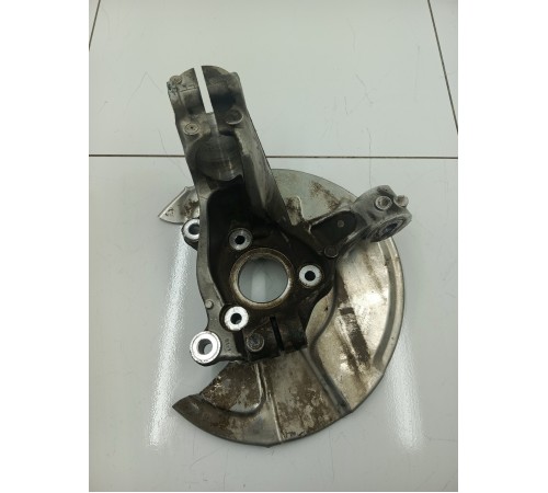 Кулак поворотный передний правый