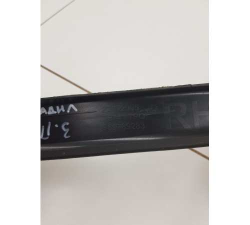 Накладка стекла рамки двери задняя правая