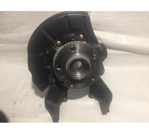 Кулак поворотный Передний Правый