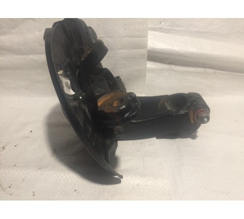 Кулак поворотный Передний Правый