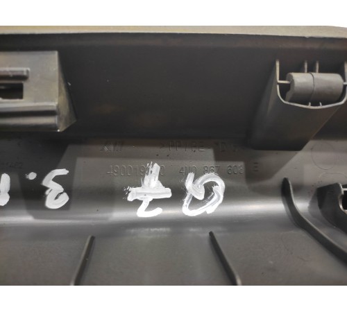 Обшивка двери багажника (правая)