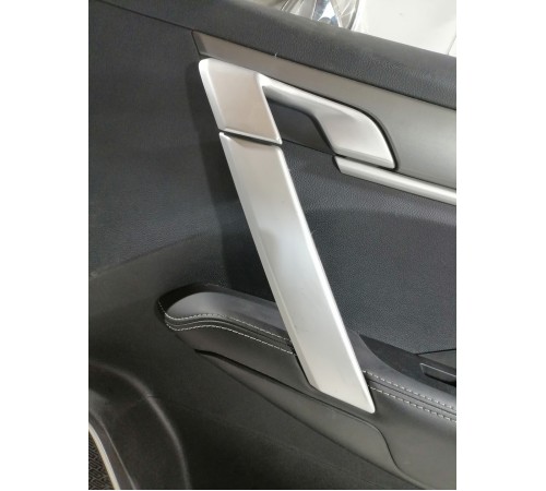 Обшивка двери передняя правая 