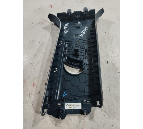 Обшивка центральной стойки(левая верхняя)