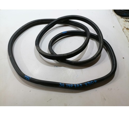 Уплотнитель двери задней левой