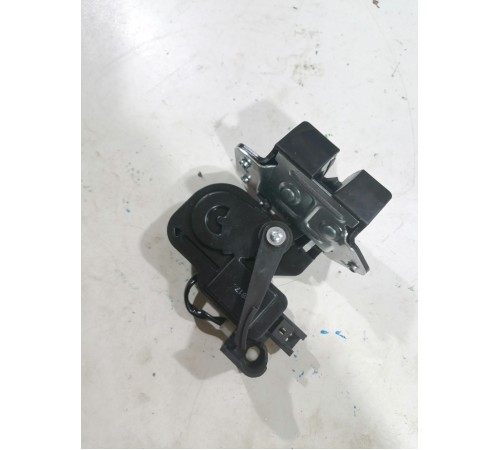 Замок крышки двери багажника