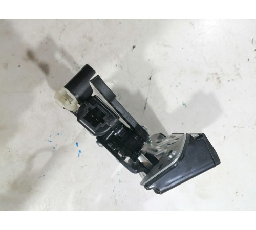 Замок крышки двери багажника