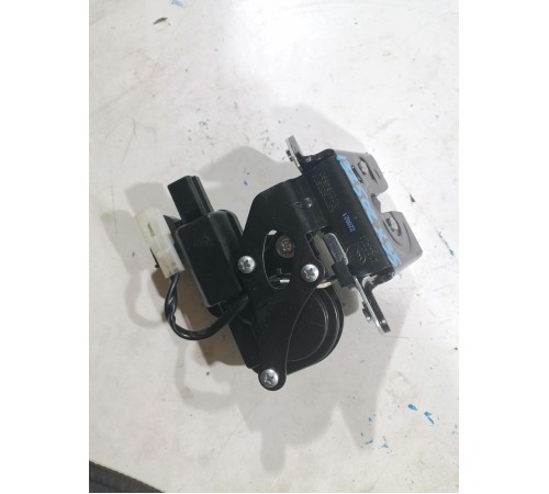 Замок крышки двери багажника