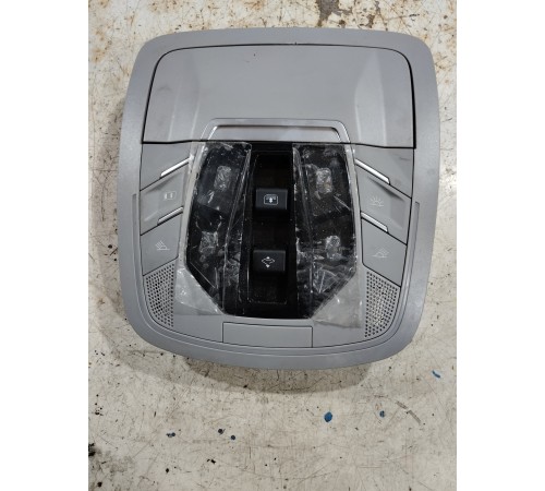 Плафон внутреннего освещения салона передний