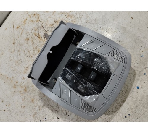 Плафон внутреннего освещения салона передний