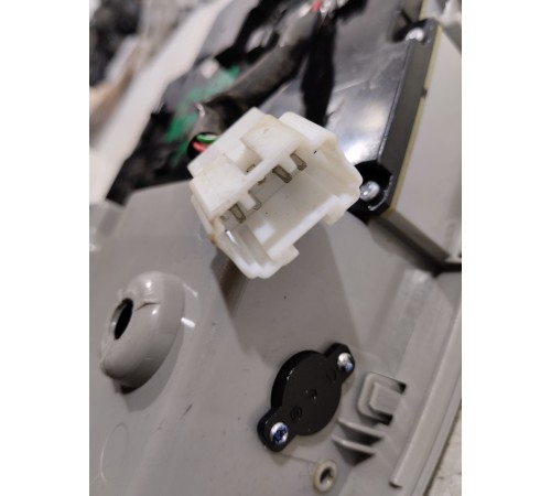 Плафон внутреннего освещения салона передний