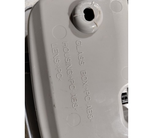 Плафон внутреннего освещения салона передний