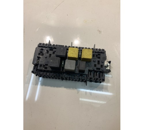 Блок предохранителей и реле (моторный отсек)