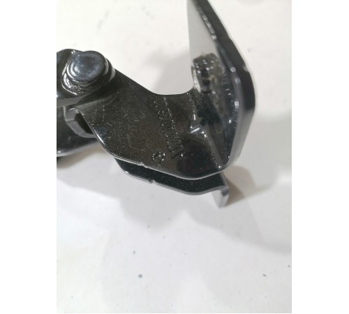 Петля крышки багажника