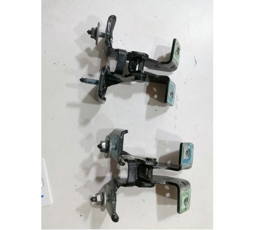 Петля крышки багажника