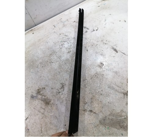 Уплотнитель стекла задний правый 