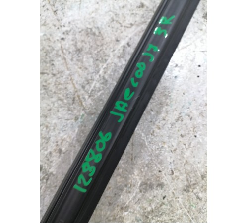 Уплотнитель стекла задний правый 