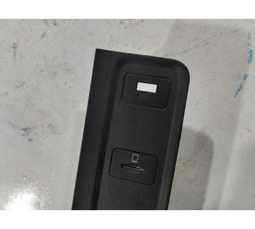 Накладка центральной консоли со слотом под карту